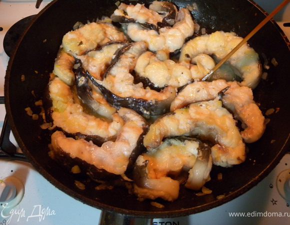 Сложить всю рыбу обратно в сковородку достаточно плотно одна к другой. Залить соком (оставить пару столовых ложек для соуса).