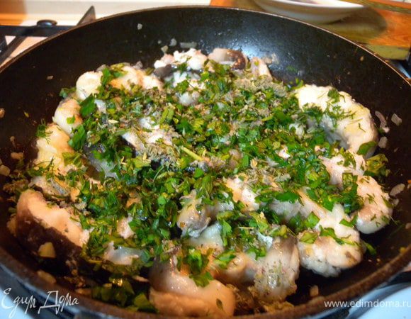 Порезать все травы (количество на любителя). Отправить к рыбе. 