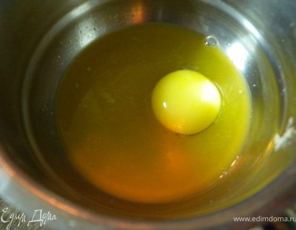 Готовим соус. Перебить желток с соком а потом мукой. (можно лимонный сок). 