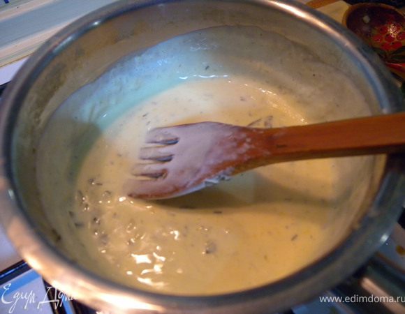 Добавить немного жидкости из рыбы. Я добавила около 100 мл. (Если сливки не жирные - то меньше). В сотейнике с толстым дном на маленьком огне довести до небольшого загустения. Снять с огня. 