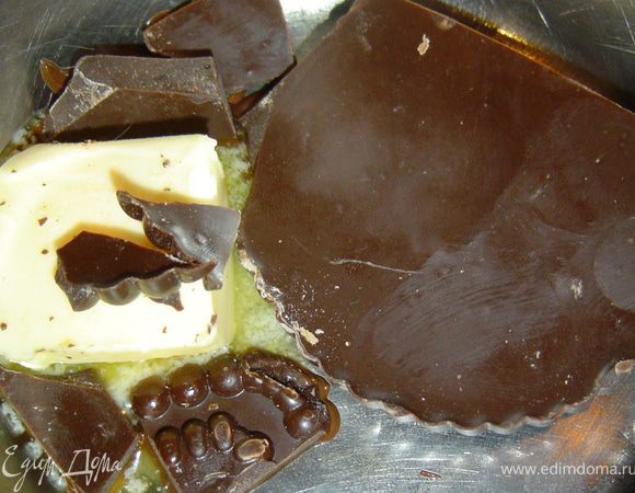 Масло и шоколад растопить на водяной бане,