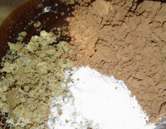 Добавить измельченные орехи, сахарную пудру, какао,