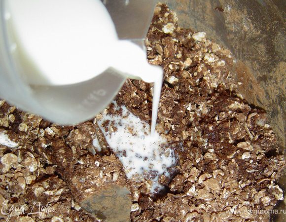 К полученной массе добавить молоко и еще раз тщательно перемешать.