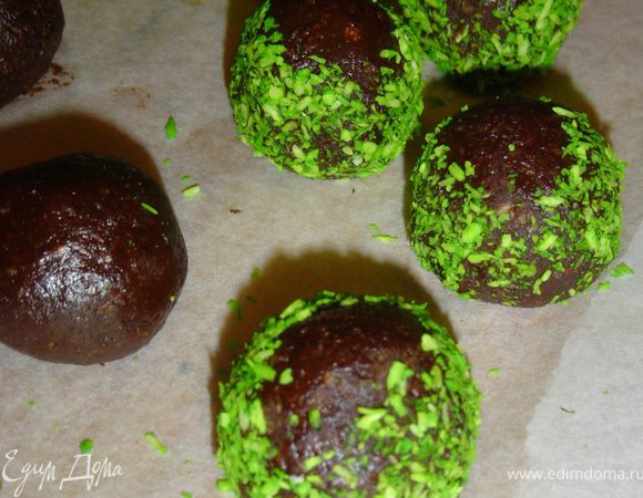 Конфеты обвалять с двух сторон, но так, чтобы оставался просвет, в кокосовой стружке зеленого цвета.