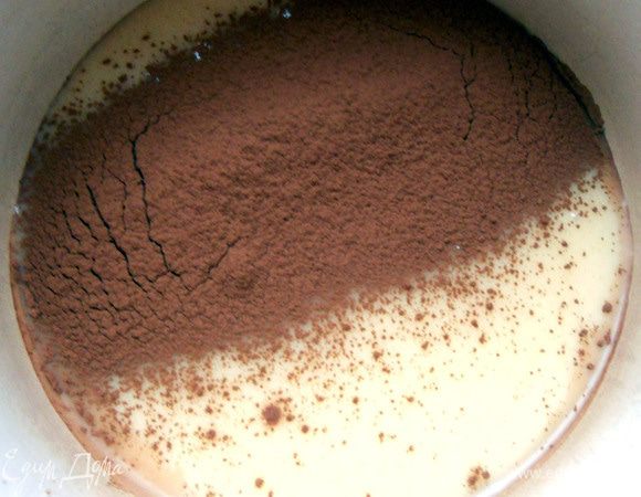 В небольшую кастрюлю с толстым дном влить молоко, просеять какао-порошок. ***Сгущенное молоко должно быть качественным, что, кстати, последнее время сложно: то сухое молоко в состав входит, то растительные жиры***