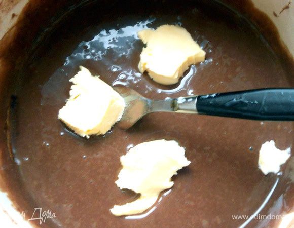 Добавить сливочное масло ***позволил вольность - еще щепотку, даже меньше, соли - чтобы оттенить какао***. 