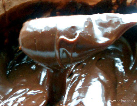 При постоянном помешивании довести массу до кипения, после чего огонь снизить до минимума и продолжать готовить, помешивая, 10-15 минут. ***Долгое время сгущенка будет жидкой, а потом внезапно "Бац!" - станет нужной консистенции, вот важно не пропустить этот момент, иначе конфеты превратятся в ириски. Попробуйте капнуть немного массы в холодную воду - если будет достаточно мягкой и одновременно держать форму - самое то состояние. И если сомневаетесь, то лучше снять с огня раньше, и потом при необходимости еще немного загустить:)*** Промежуточной фотографии варки сгущенки нет (опасное дело отвлекаться от кастрюли:)), попытался донести нужную консистенцию таким образом. Далее охладить и отправить в холодильник на 1 час - масса еще больше схватится! 