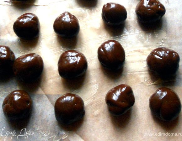 Сформировать конфеты (с помощью ложки или руками, смазанными сливочным маслом), если не сразу будете окунать в шоколад - выложить на пергамент, смазанный маслом ***После холодильника масса может быть каменной - это нормально, дайте ей постоять минут 15 или слегка нагрейте***.