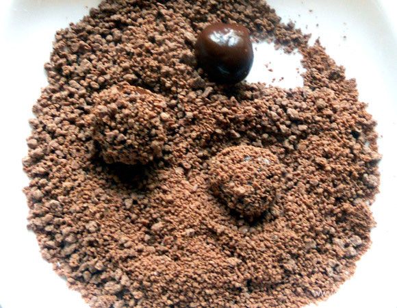 Обвалять в тертом шоколаде ***идеальный внешний вид конфетам должна придавать кондитерская посыпка, как на фото (позаимствовано из сети), у меня такой, увы, не нашлось***. Дальше, как обычно: до подачи хранить в холодильнике или быстро съесть:) Вкусные конфеты, что-то между трюфельной текстурой и тоффи. 