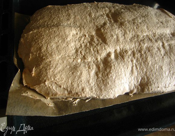 Разогреть духовку до 160гр. Выпекать 25 минут. Сначала меренга поднимется, а потом опадет. Это нормально. Перекладываем  вместе с бумагой на полотенце и оставляем остывать.