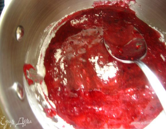 Делаем начинку- соус: клюкву пробиваем блендером, перекладываем в кастрюльку, добавляем сахар, гвоздику. Перемешали. Добавили крахмал. перемешали и поставили на огонь. Доводим до кипения, постоянно помешивая. Снимаем и оставляем остывать. Если хотите чтобы соус был более густой,добавьте больше крахмала. 