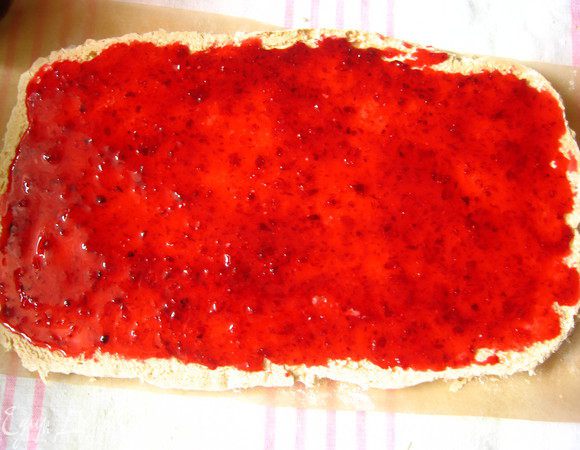 Отрезаем еще один лист бумаги или пищевой пленки.  Выкладываем меренгу пудрой вниз. Снимаем бумагу на которой она пеклась ( снимается легко). Наносим ровным слоем начинку-соус.