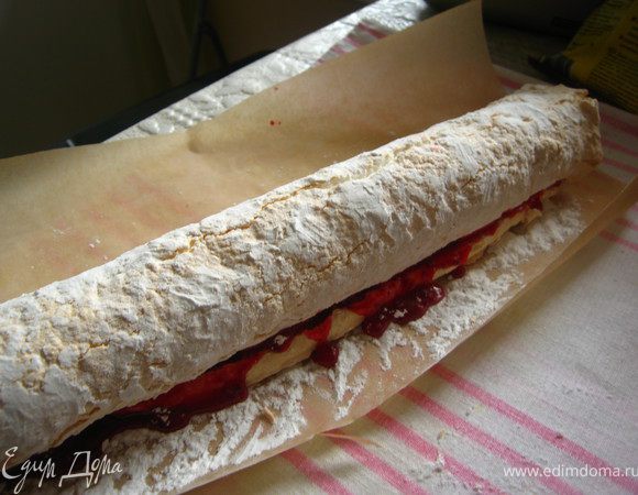   Сворачиваем в рулет, помогая бумагой. Очень легко сворачивается.