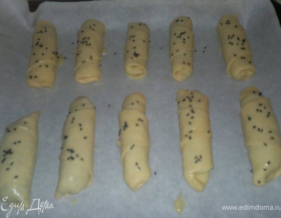 завернуть,смазать яйцом и посыпать кунжутом.