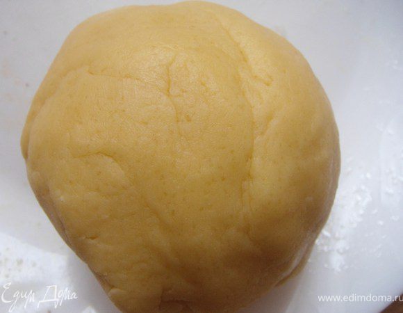 Размягченное масло растереть с сахаром, желтком и ванильным сахаром, добавить муку, просеянную с разрыхлителем. Замесить тесто.