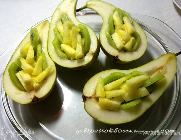 Кольца ананаса очистить от кожуры, вырезать твердую середину и нарезать на небольшие кусочки. Киви также очистить и нарезать. Выложить нарезанные фрукты в груши.