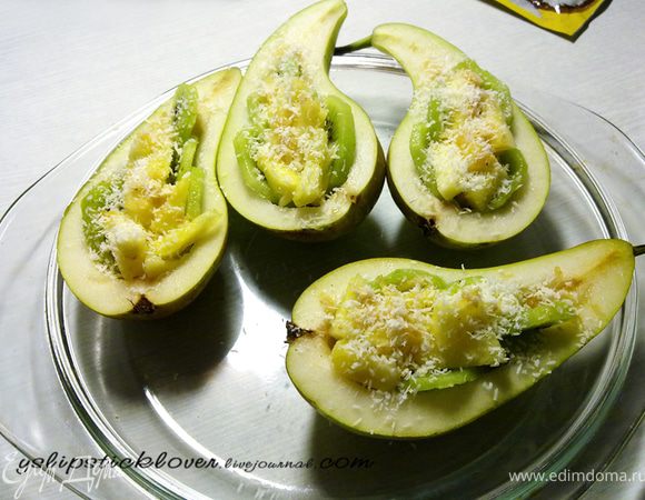 Присыпать нарубленным пальмовым сахаром и кокосовой стружкой. Отправить в разогретую до 180 С духовку на 15-20 мин.