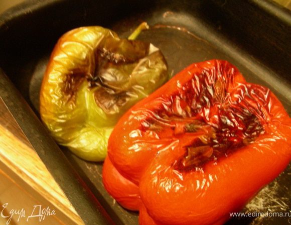 Перцы отправляем запекаться в духовку минут на 30-40. Затем кладем их в целлофановый пакет минут на 10, очищаем от кожуры и удаляем семена.
