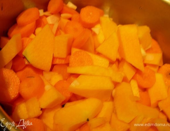 Овощи нарезаем произвольно, обжариваем минут 5, затем заливаем бульоном и готовим до мягкости овощей. С помощью блендера превращаем в пюре, солим, перчим.
