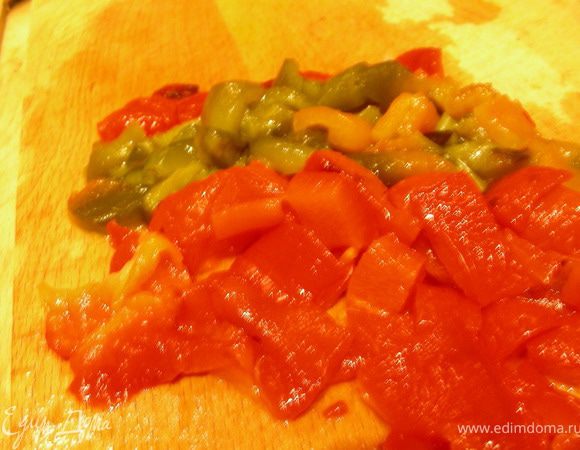 Перцы нарезаем небольшими кубиками.