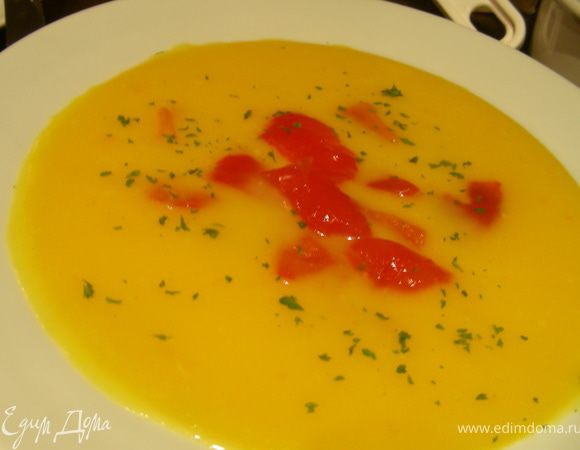 Разливаем суп по тарелкам, выкладываем кубики перца, украшаем зеленью и подаем. Приятного аппетита))