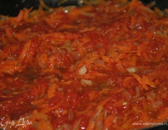 Лук и морковь поджарить, залить томатом и тушить 5 минут.