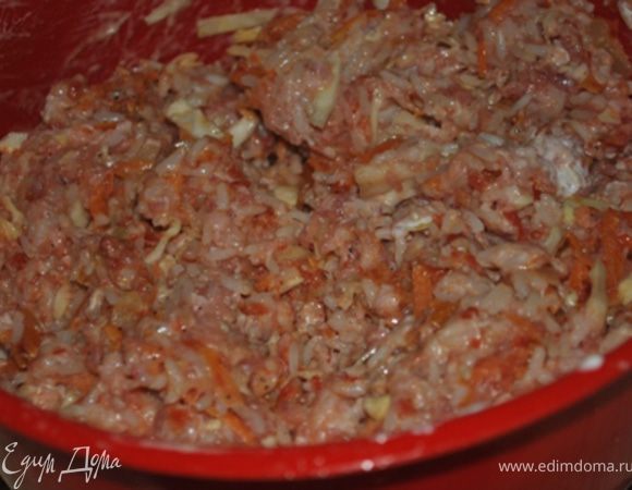 Рис отварить до полуготовности.
Смешать фарш, рис, сметану, овощи с томатом, мелко нарубленную оставшуюся капусту. 
Добавить соль и перец. Все перемешать. Начинка должна быть достаточно сочной.