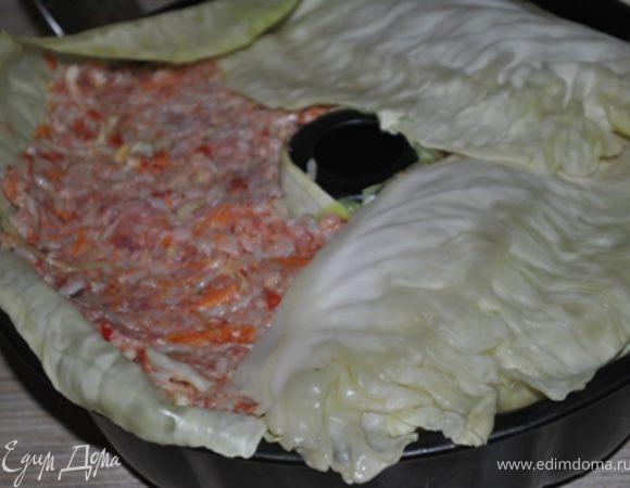 Получившимся фаршем наполнить форму до краев. 
(я сверху еще положила капустные листья, но они только подсохли во время запекания и я их потом убрала)