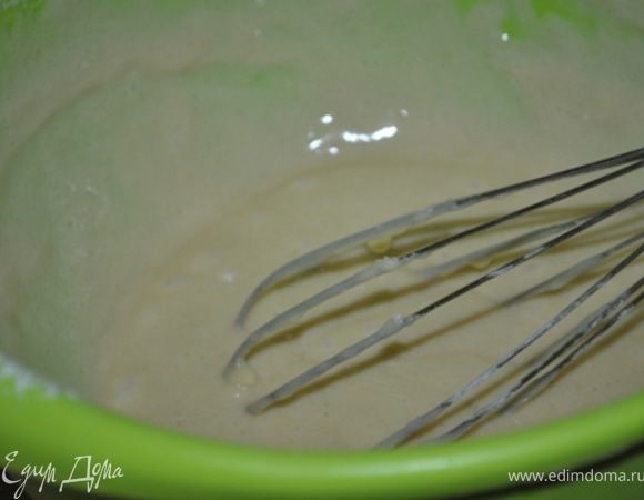 Все ингредиенты для теста, кроме какао, смешать взбивая венчиком. 