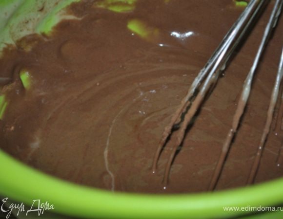 Разделить на две части. В одну добавить какао и пару ложек молока.