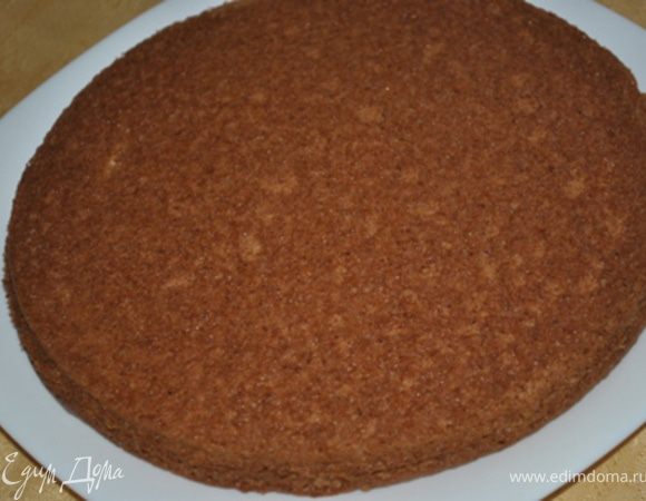 В форме 22-24 см. испечь 2 коржа при тем-ре 180 гр. до готовности. Остудить.