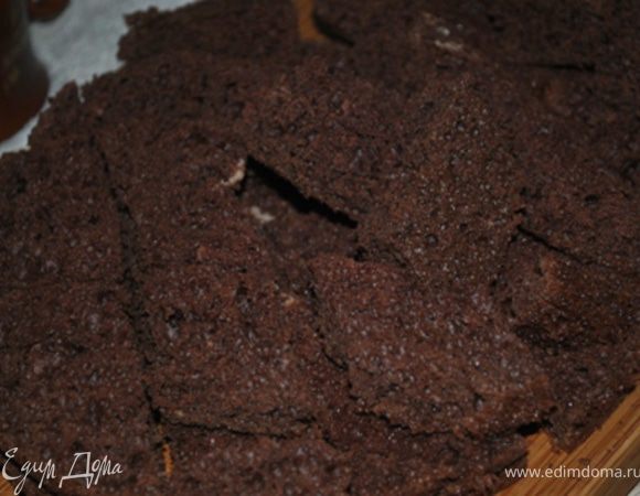 Белый корж разрезать вдоль.
Коричневый порезать небольшими кубиками.