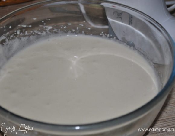 Сметану взбить с сахаром до полного растворения сахара. Я еще добавляю пакетик загустителя для сливок, если крем получается жидковатым.