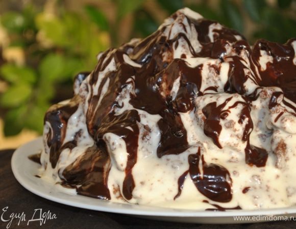 Смазать белые коржи кремом.
В оставшийся крем положить коричневые кубики, хорошо их перемешать кремом (можно прямо руками, только чистыми!:)))
На белые коржи горкой выложить кубики.
Хаотично полить торт глазурью.