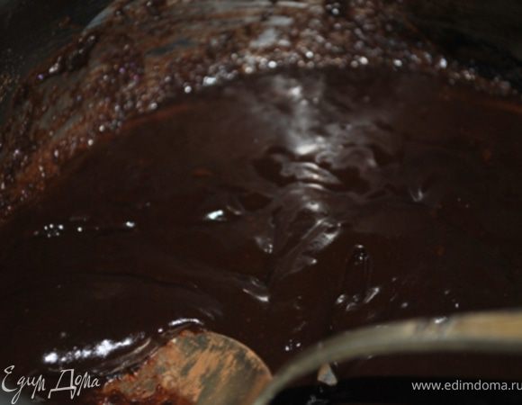 Для глазури все ингредиенты довести до кипения. Охладить до теплого состояния. 
(Я обычно делаю половину нормы глазуры - хватает)