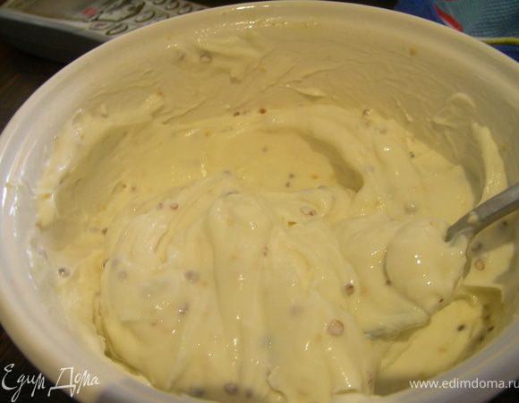 Готовим намазку, для этого смешиваем сливочный сыр, горчицу, уксус и лимонный сок (соль, перец по желанию).