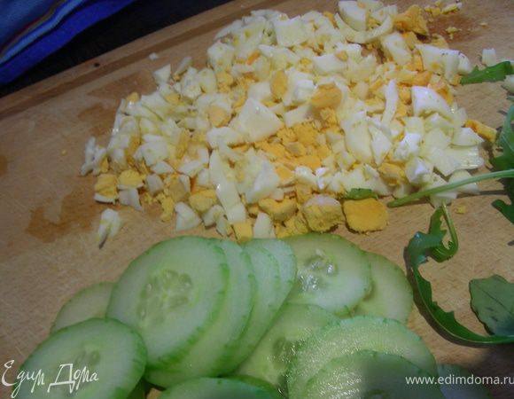 Огурцы нарезаем тоненькими кружочками, рубим яйца.