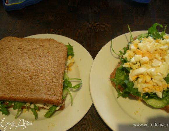 Собираем наш сэндвич: на хлеб намазываем смесь из сливочного сыра (или майонез), затем выкладываем огурцы, затем руколу, яйца и накрываем сверху вторым кусочком хлеба.
