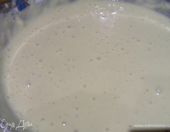 Разогреваем духовку до 220 гр (смотрите по своей духовке, я готовила при 200гр). Готовим тесто. Смешиваем муку с содой (или разрыхлителем). Яйца немного взбиваем, добавляем молоко, перец, щепотку мускатного ореха. Затем яичную смесь выливаем в сухую смесь  и вымешиваем миксером или вилкой до однородной массы. Тесто желательно оставить минут на 30 (у меня время поджимало, потому я использовала разрыхлитель и пекла сразу же).
