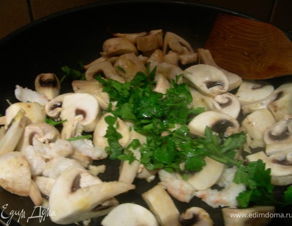 Теперь приготовим начинку. На сливочном масле обжариваем очищенные kреветки не более 3 минут (у меня они были мягкие и я грибы добавляла сразу же), затем добавляем чеснок, грибы и петрушку и тушим 3-5 минут.
