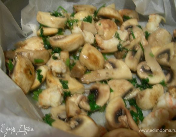 Выкладываем начинку в смазанную форму для выпекания (я использую бумагу для выпечки, так легче потом доставать).
