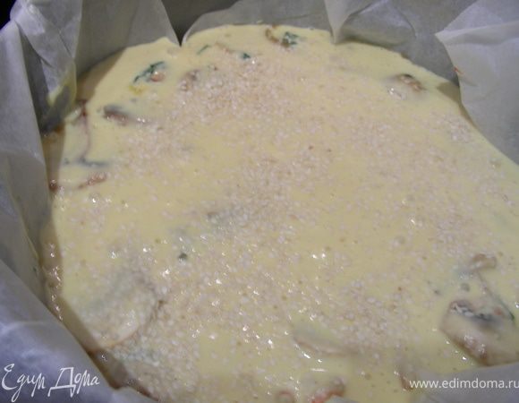 Выливаем наше тесто и посыпаем кунжутом. И выпекаем до золотистой корочки (у меня это заняло 30 минут). 