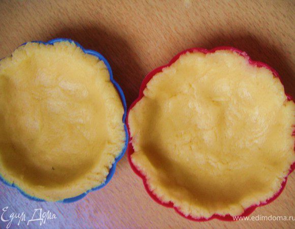 Разложить тесто по формочкам, у меня их получилось 6 шт, но они у меня не маленькие.