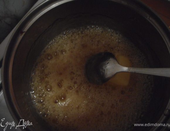 Приготовьте сироп из воды и сахара.