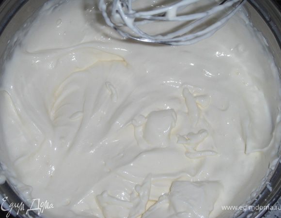 Белки взбейте в крепкую пену, добавьте ванильный сахар и снова взбейте. Наливайте медленно кипящий сироп не прекращая взбивать. Взбивайте еще 2,3 минуты, добавьте несколько капель лимонного сока.