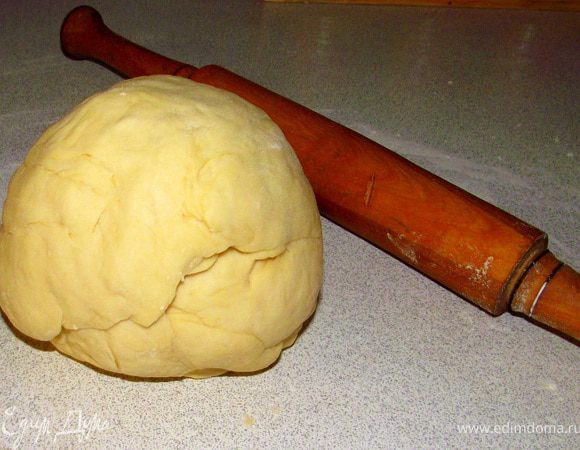 Тесто выложить на рабочию поверхность и по тихоньку подсыпать дополнительное количество муки, столько сколько возьмёт тесто. Месить не менее 15 минут!