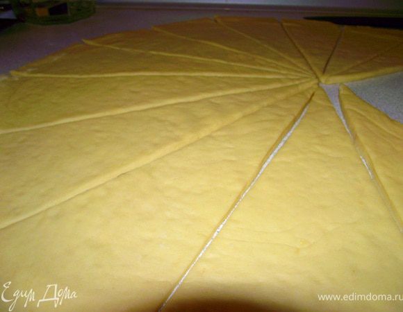 Тесто должно подняться. Раскатываем в такой же круг и разрезаем на треугольнички.