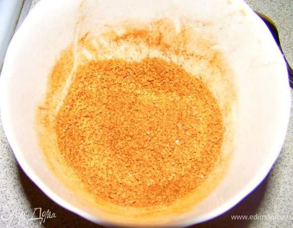 Корицу смешиваем с сахаром и выкладываем по 1 ч.л. на каждый треугольник. Треугольник можно ещё раз раскать скалкой.