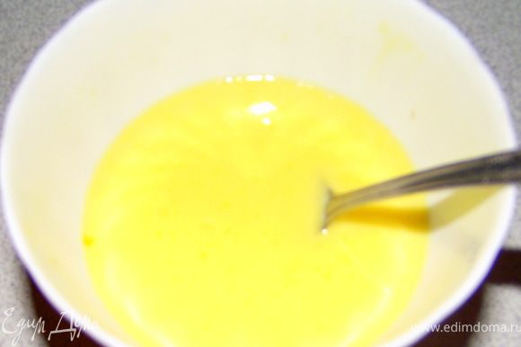 В желток добавить не много молока( 2-3 ст.л.). Легонько взбить