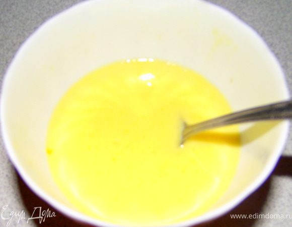 В желток добавить не много молока( 2-3 ст.л.). Легонько взбить